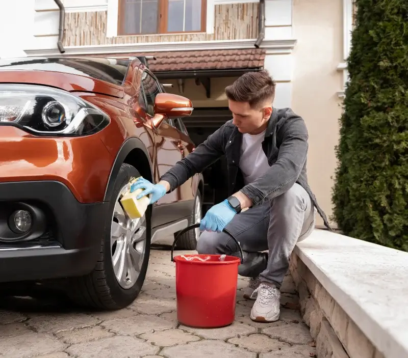 Lavage auto à domicile Le Reposoir : professionnel intervenant sur un véhicule
